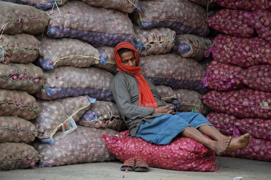 FOTO INTERNET EN LA INDIA. El Gobierno comenz&oacute; a distribuir alimentos entre la poblaci&oacute;n m&aacute;s pobre.  FOTO INTERNET ASISTENCIA ALIMENTARIA. Podr&iacute;a incrementarse como consecuencia del coronavirus.