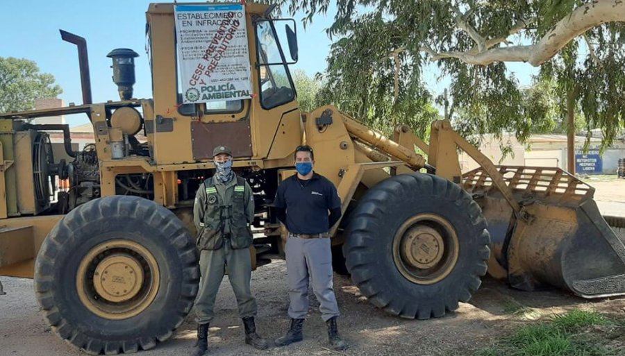 FOTOS INTERNET MAQUINARIA SECUESTRADA. Tras frenarse el desmonte de un bosque nativo.  DESMONTE EN ACCION. Una muestra de lo que se hab&iacute;a logrado.  OTRA MUESTRA. Del a&eacute;rea donde se comet&iacute;a el delito.