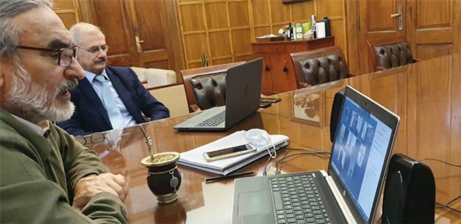 FOTO INTERNET DIALOGO VIRTUAL. De un lado el ministro de Agricultura, Ganader&iacute;a y Pesca.