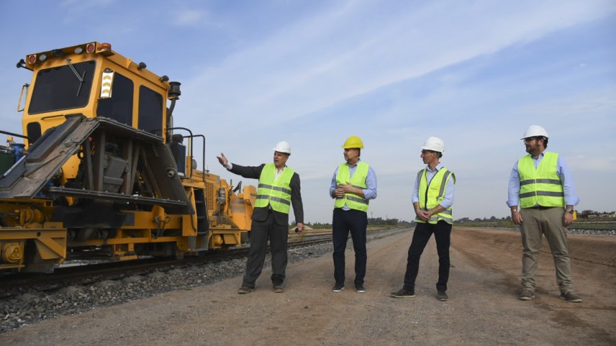 FOTO TELAM RECORRIDA. Meoni y Perotti en el lugar de las obras que reducir&aacute;n en un 30% los costos log&iacute;sticos.