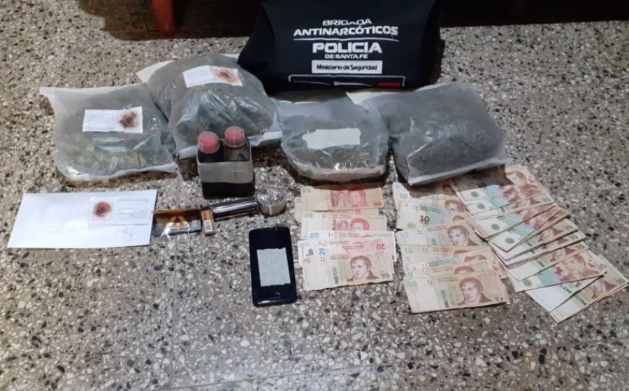 FOTO LA OPINION ALLANAMIENTO. En un acto procesal secuestraron 477 g de cogoyos de marihuana, un celular y dinero en efectivo.