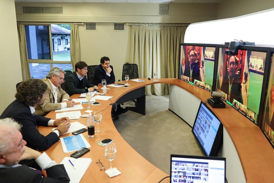FOTO NA EN LA NUBE. El presidente Fern&aacute;ndez en Olivos y los gobernadores en sus provincias, todos juntos gracias a la tecnolog&iacute;a.