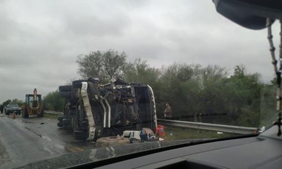 FOTO MOVIL QUIQUE CAMIONES CHOCADOS. El chofer del cami&oacute;n que volc&oacute; result&oacute; con heridas.