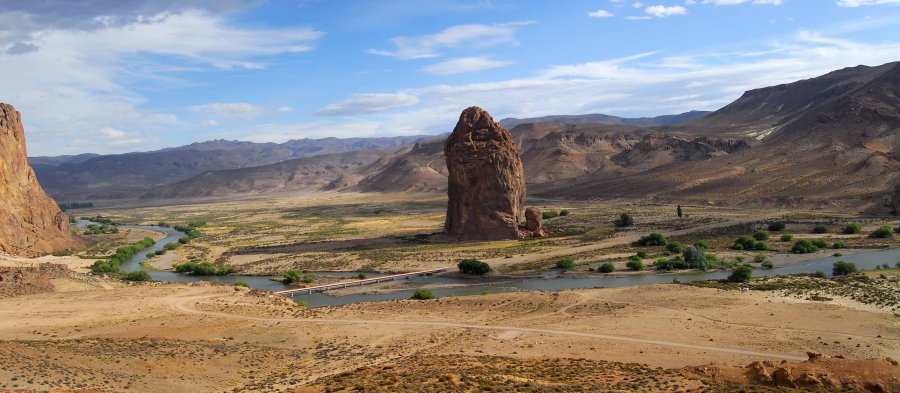 FOTO SECRETARIA DE TURISMO// PIEDRA PARADA//Area natural protegida entre Gualjaina y Paso del Sapo. PANORAMICA//Ofrece un contenido histórico, geológico, arqueológico y paleotológico.