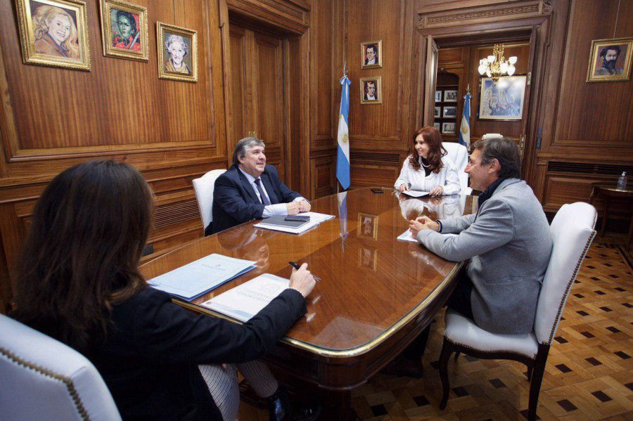 FOTO NA DIALOGO. Cristina, con Luis Naidenoff y Jos&eacute; Mayans.