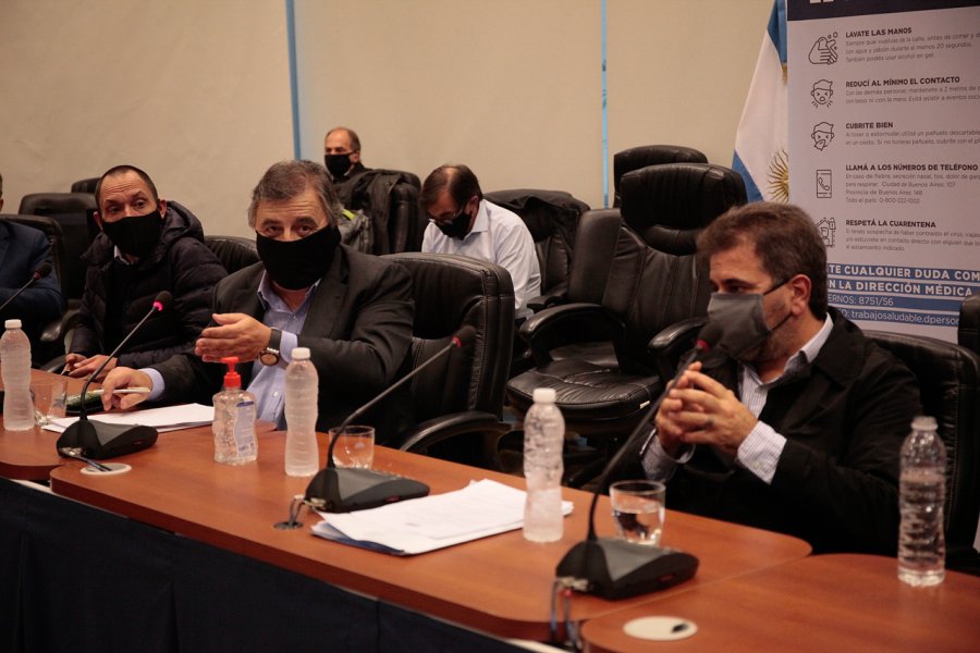 FOTO NA CONCLAVE. Con poca distancia social, diputados de JxC llegaron a un acuerdo.