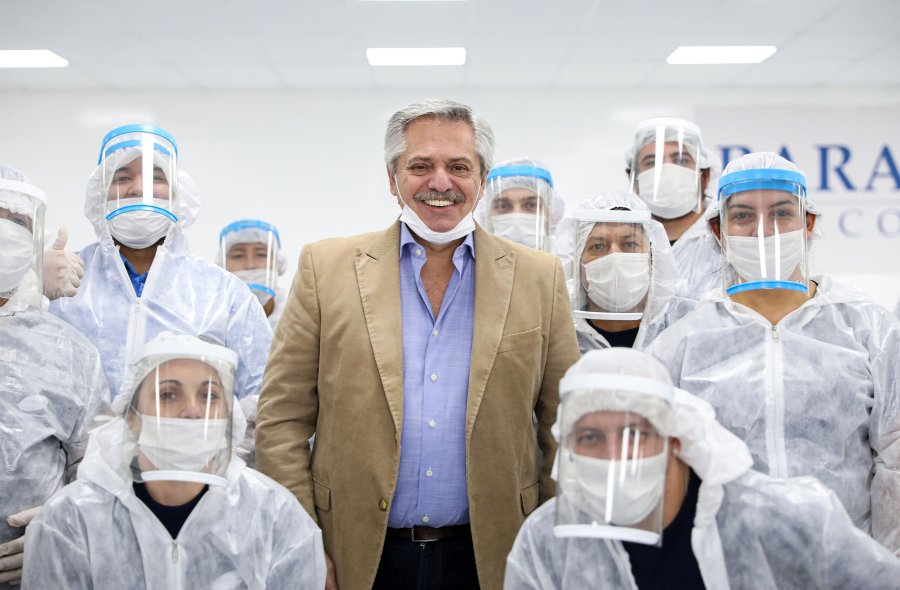 FOTO NA ACOMPA&Ntilde;AR. En el D&iacute;a de los Trabajadores, Fern&aacute;ndez visit&oacute; la empresa Barack Mercosul.