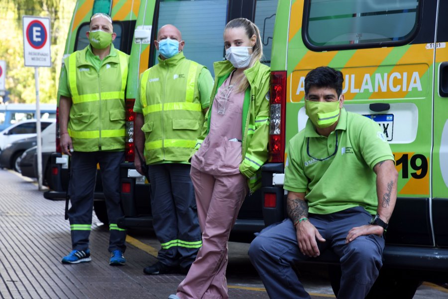FOTO TELAM DIA DEL TRABAJADOR. Miembros de equipos de emergencia m&eacute;dica durante una guardia en la que atienden a enfermos de Covid.