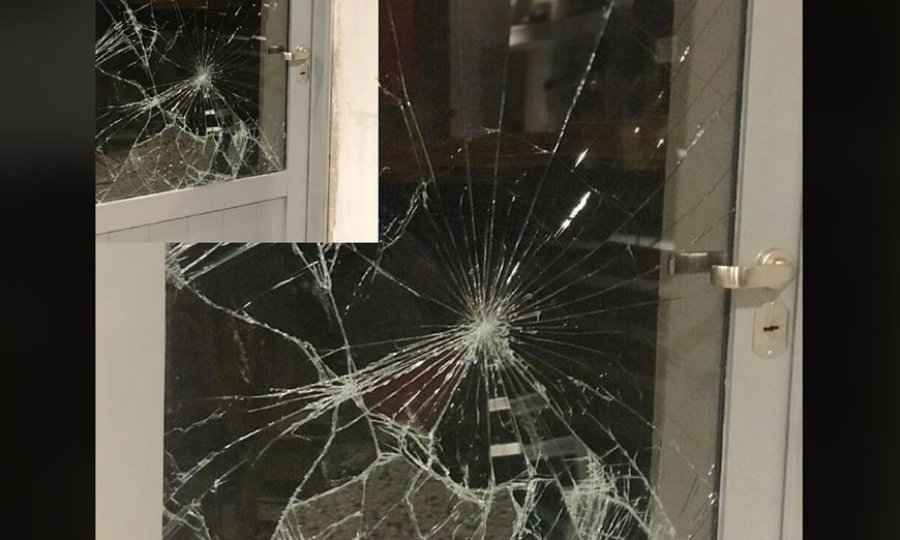 FOTO MOVIL QUIQUE VIDRIOS DESTROZADOS. Seg&uacute;n la v&iacute;ctima, el principal implicado, de 18 a&ntilde;os, a los pocos minutos estaba en libertad.