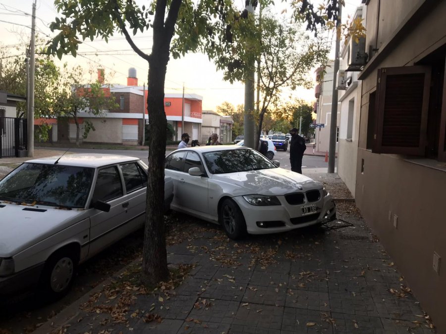 FOTO LA OPINION SOBRE LA VEREDA. Al conductor del BMW se le retuvo la licencia de conducir.