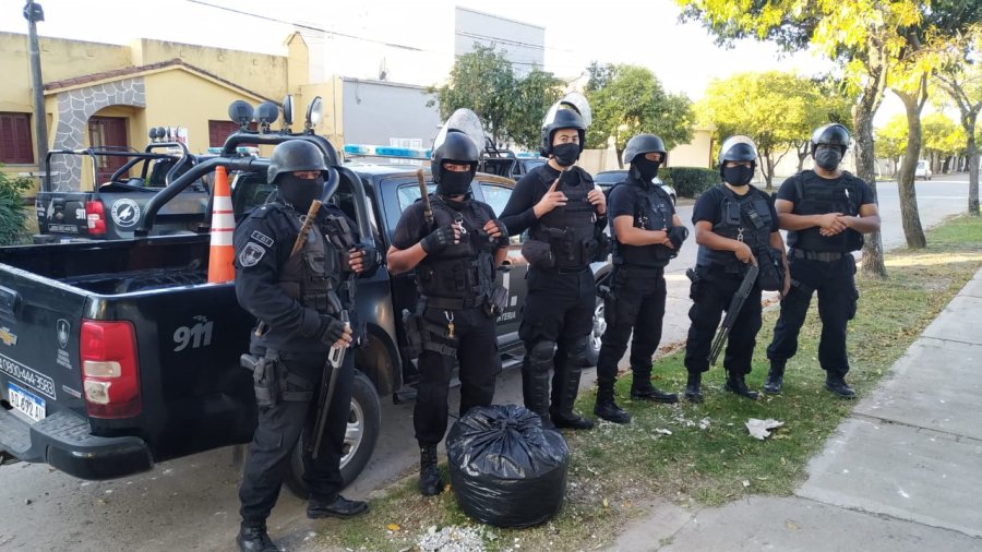 FOTO MERIDIANO DIGITAL REFUERZOS. Dos m&oacute;viles y ocho efectivos del Cuerpo Guardia de Infanter&iacute;a de Rafaela permanecer&aacute;n en Sunchales para prestar colaboraci&oacute;n.