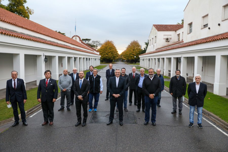 FOTO NA CON DISTANCIA SOCIAL. El Presidente junto a los dirigentes de distintas entidades.