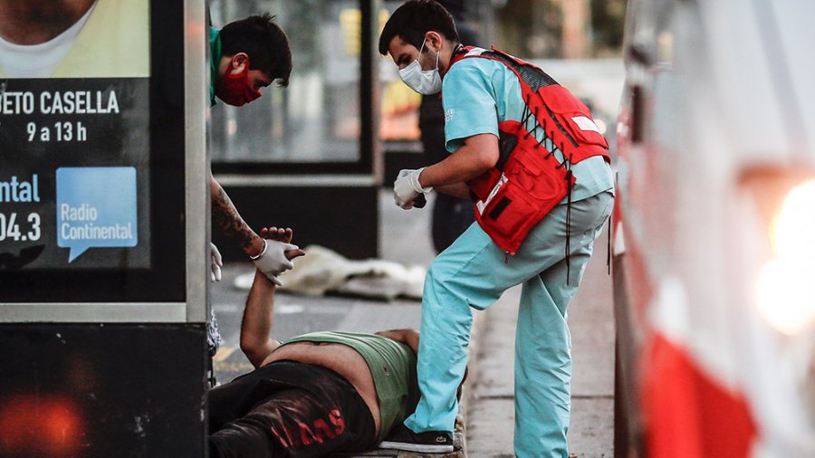 FOTO TELAM ASISTENCIA. Equipos m&eacute;dicos atienden a una persona en Buenos Aires.