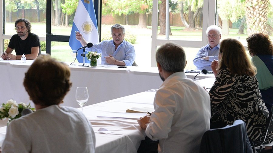 FOTO TELAM REUNION. Fern&aacute;ndez, junto a Gin&eacute;s y Cafiero y los integrantes del Comit&eacute; de expertos.