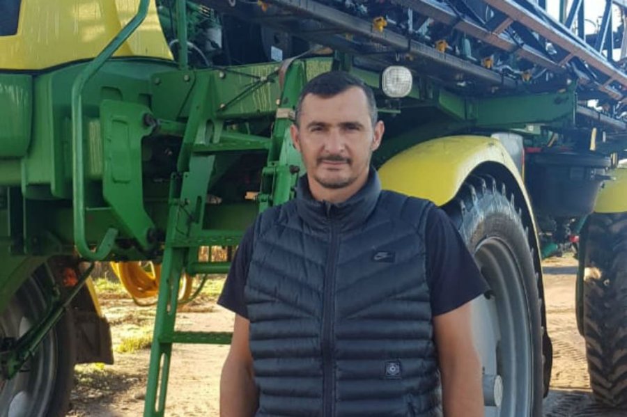 FOTO INTERNET UN EJEMPLO. Ricardo Casarini, con su pulverizador en la bonaerense ciudad de Bragado. FOTO INTERNET LA TAREA. Lavado de las veredas por la noche, y a veces en el d&iacute;a.