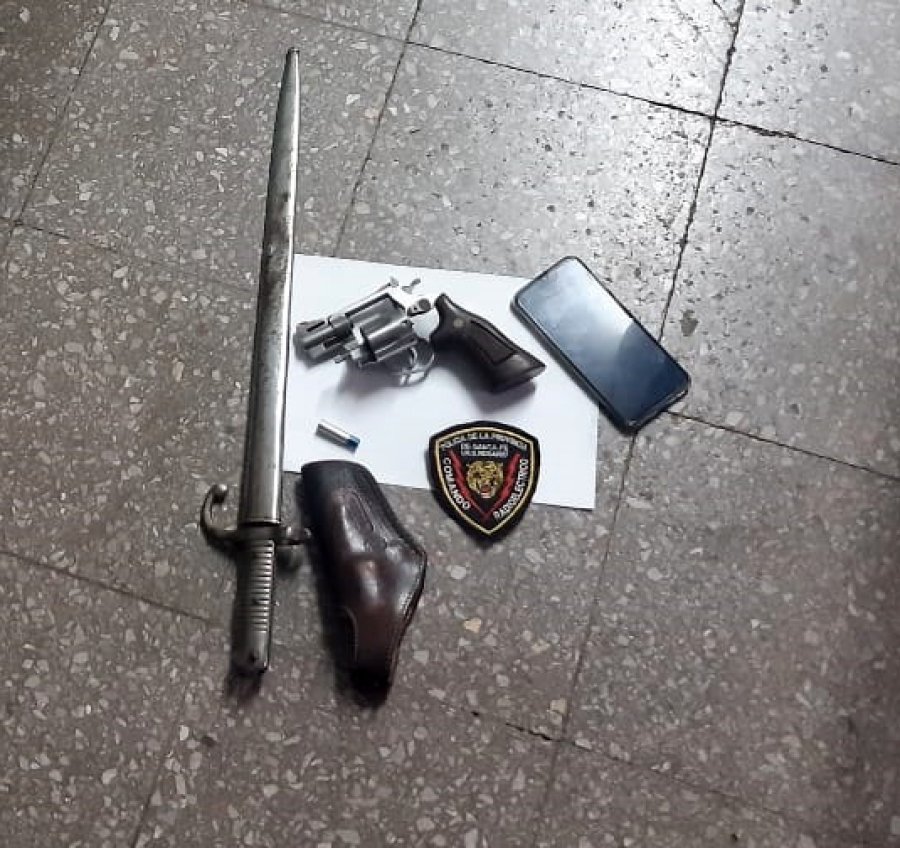 FOTO JEF. POL. SANTA FE TENIA SECUESTRADA A SU ESPOSA. El hombre estaba pertrechado con un rev&oacute;lver calibre 38 con municiones y una bayoneta.