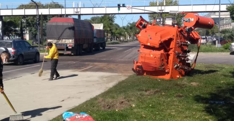 FOTO VEO CAIDO. El transformador de la EPE, de gran porte, podr&iacute;a haber ocasionado un grave accidente.