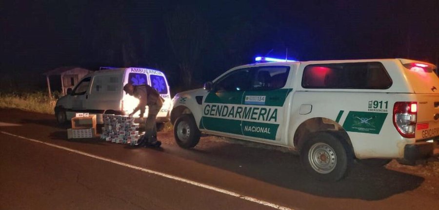 FOTO PRENSA GNA EN AMBULANCIA. La mercader&iacute;a decomisada se encontraba oculta debajo de una camilla.