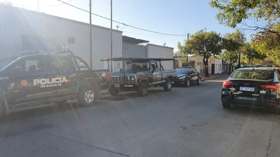 FOTO GENTILEZA LT28 RADIO RAFAELA EN SEDE DE LA COMISARIA N&deg; 13. La camioneta estacionada, con las chapas presuntamente robadas.