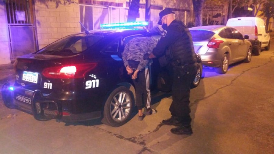 FOTO UR V DETENIDOS Y ARMADOS. Uno de los sujetos detenidos ingresa al patrullero en el lugar de los hechos.
