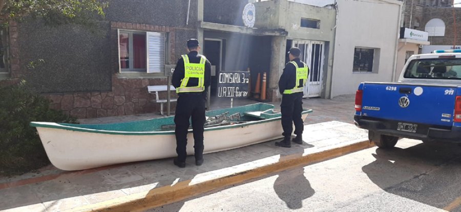 FOTO JEF. POL. STA. FE INCAUTADO. Un bote y un fusil calibre 30-06 una mira telesc&oacute;pica fueron secuestrados por los oficiales actuantes.