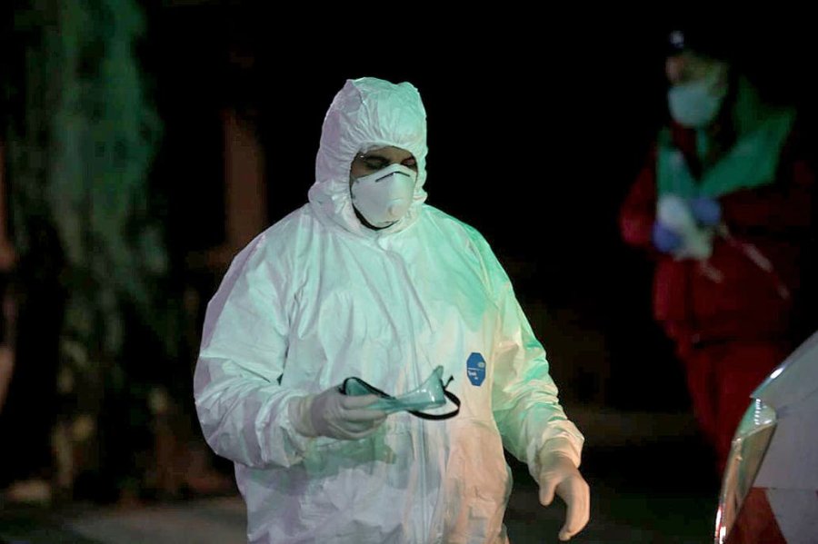 FOTO NA PREOCUPACION. Personal sanitario en la atenci&oacute;n de una urgencia en Buenos Aires.