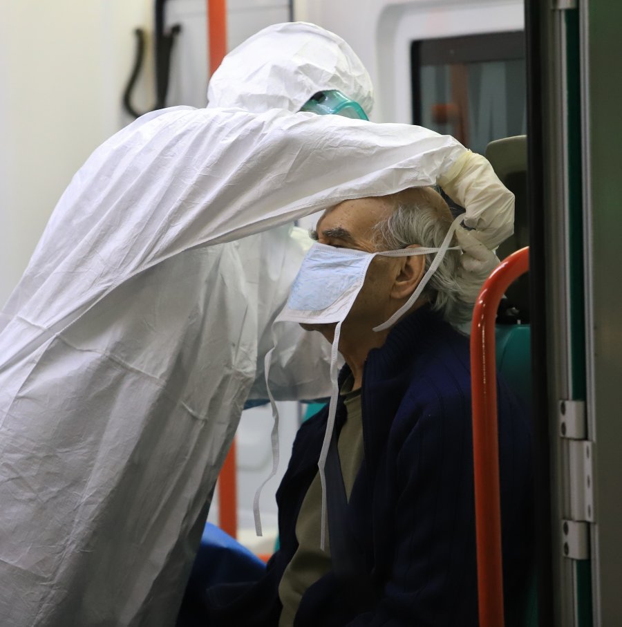 FOTO NA ATENCION. Un m&eacute;dico junto a un paciente en Buenos Aires.