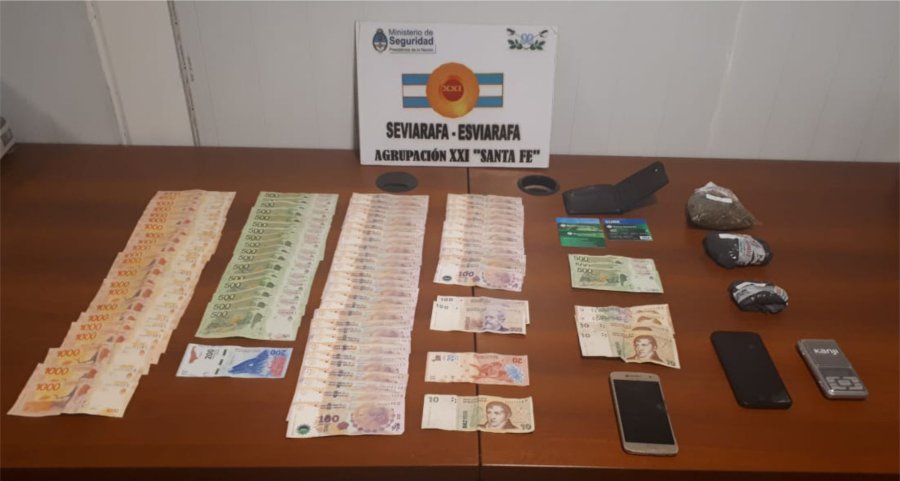 FOTO GNA MARIHUANA. Fueron secuestrados 60 grs de droga, y $ 36 mil en efectivo.