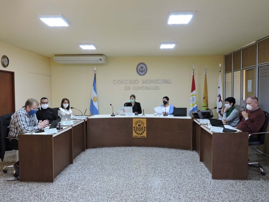 FOTO PRENSA CONCEJO// SESI&Oacute;N ORDINARIA./ Los ediles y la secretaria del cuerpo ayer  en el recinto de deliberaciones.