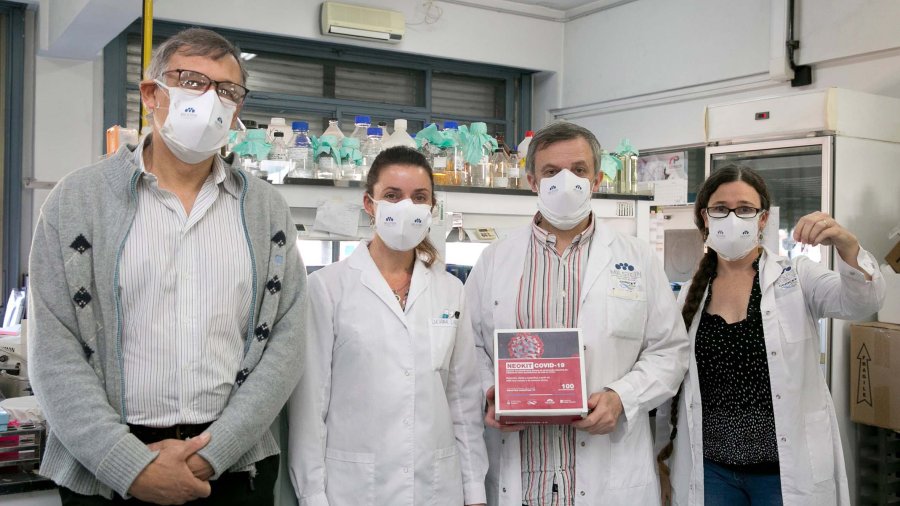 FOTO NA EQUIPO. Los cient&iacute;ficos responsables del desarrollo del kit de testeo r&aacute;pido.  DETALLES. El ministro Gin&eacute;s Gonz&aacute;lez Garc&iacute;a al dar detalles del diagn&oacute;stico.