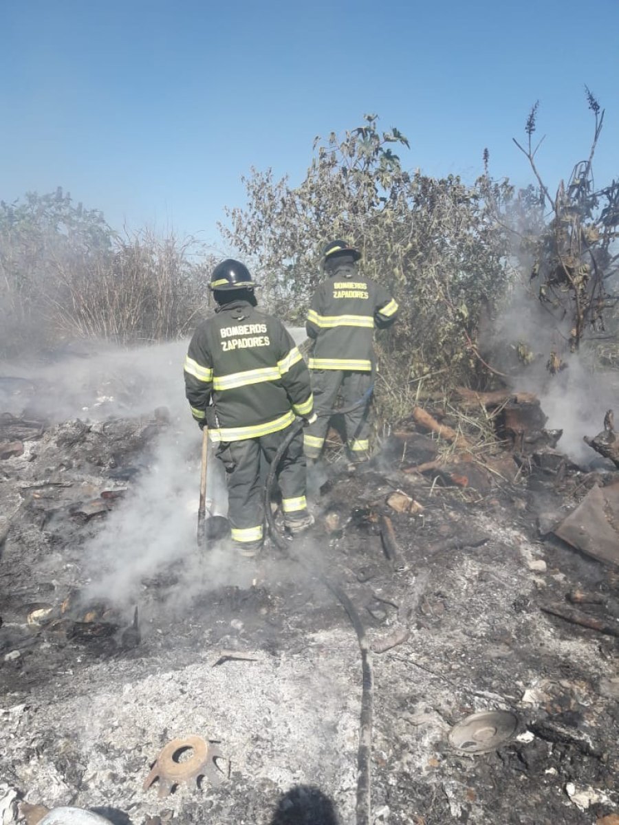 FOTO JEF. POL. SANTA FE CAIDO DE ALTURA. Un rafaelino fue auxiliado en barrio Villa Dominga.  FOTO JEF. POL. SANTA FE QUEMA DE BASURA. La pr&aacute;ctica ilegal puso en peligro a propiedades cercanas.