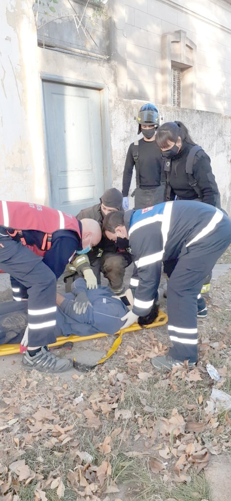 FOTO JEF. POL. SANTA FE CAIDO DE ALTURA. Un rafaelino fue auxiliado en barrio Villa Dominga.  FOTO JEF. POL. SANTA FE QUEMA DE BASURA. La práctica ilegal puso en peligro a propiedades cercanas.