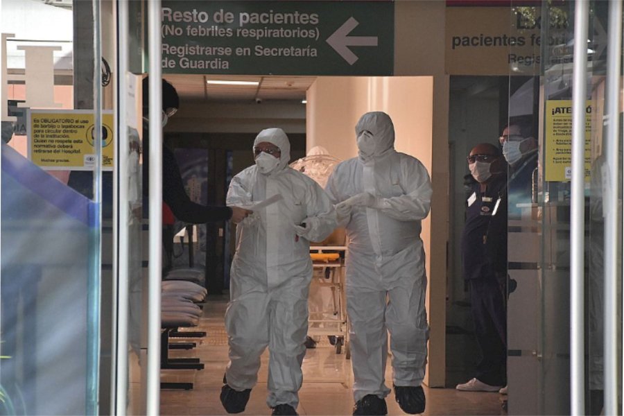 FOTO ARCHIVO CLINICA. Personal de salud en el ingreso.