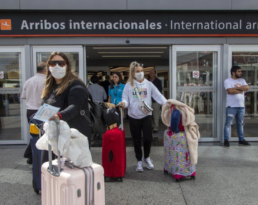 FOTO NA REPATRIADOS. Los argentinos en el Aeropuerto Internacional de Ezeiza.
