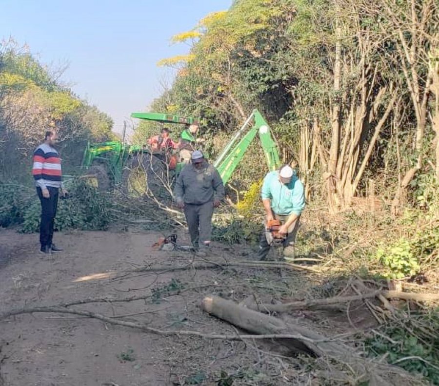 FOTO PRENSA COMUNA// DESMONTE RURAL//Están ejecutándose tareas que permitan mejorar la circulación en el área rural. TAPITAS PLÁSTICAS./ José Barbero efectivizando el donativo de los ramonenses.