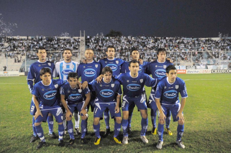 FOTO ARCHIVO EL FLACO CASTRO. / &ldquo;Fue como el broche de oro para un equipo que la ven&iacute;a peleando desde hac&iacute;a unos a&ntilde;os".  FOTO ARCHIVO EN TUCUMAN. / Atl&eacute;tico lograba el ascenso a Primera, cuatro fechas antes del final del torneo. Campa&ntilde;&oacute;n.