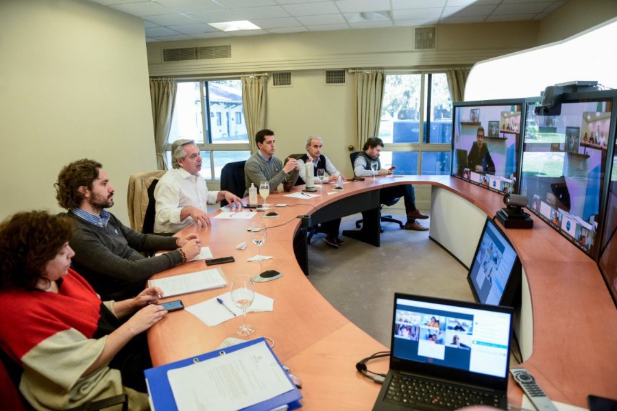 FOTO NA EN OLIVOS. El jefe de Estado y colaboradores en la teleconferencia.