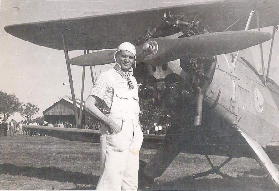 FOTO ARCHIVO// AVIONES// La plaza colmada de público expectante. AVIADOR./ Hombres y máquinas voladoras concitaron la atención de rafaelinos.