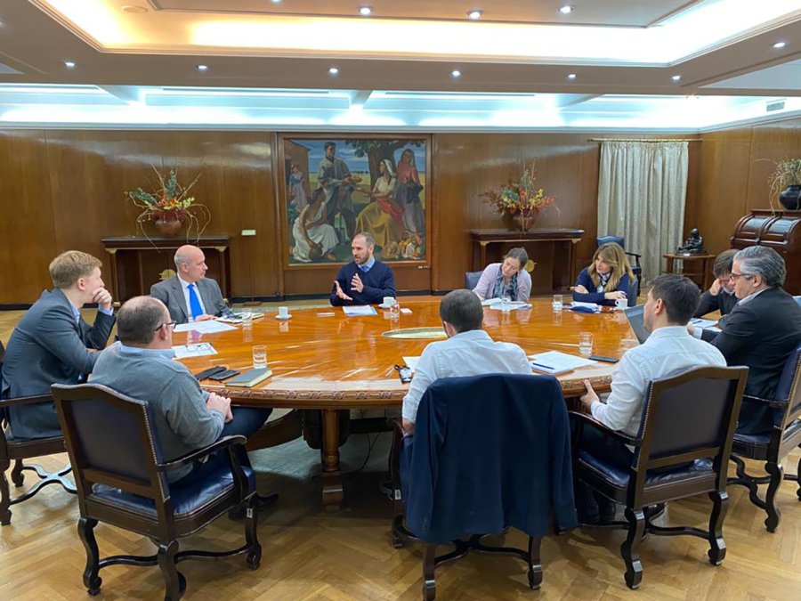 FOTO NA REUNION. Participaron el ministro Guzm&aacute;n y funcionarios de Econom&iacute;a.