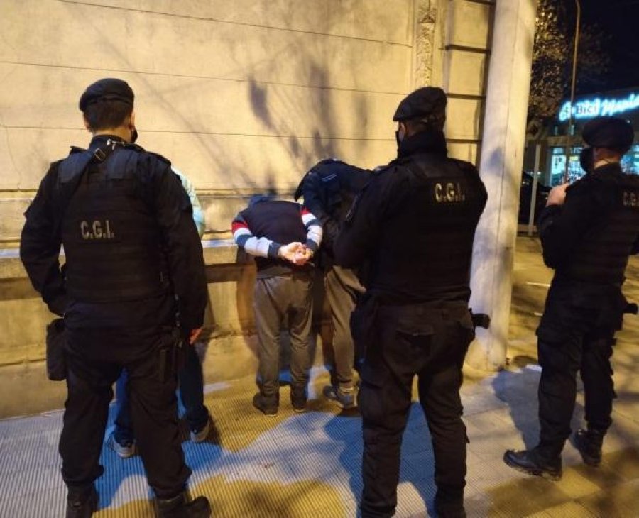FOTO JEF. POL. STA. FE DETENIDOS. Los tres individuos fueron arrestados por la Guardia de Infanter&iacute;a.