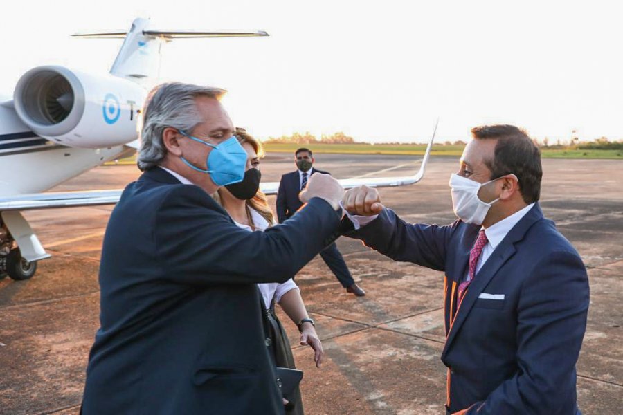 FOTOS NA FORMOSA. El Presidente y Gildo Insfr&aacute;n en un establecimiento sanitario.  MISIONES. Fern&aacute;ndez fue recibido en posadas por Oscar Herrera Ahuad.