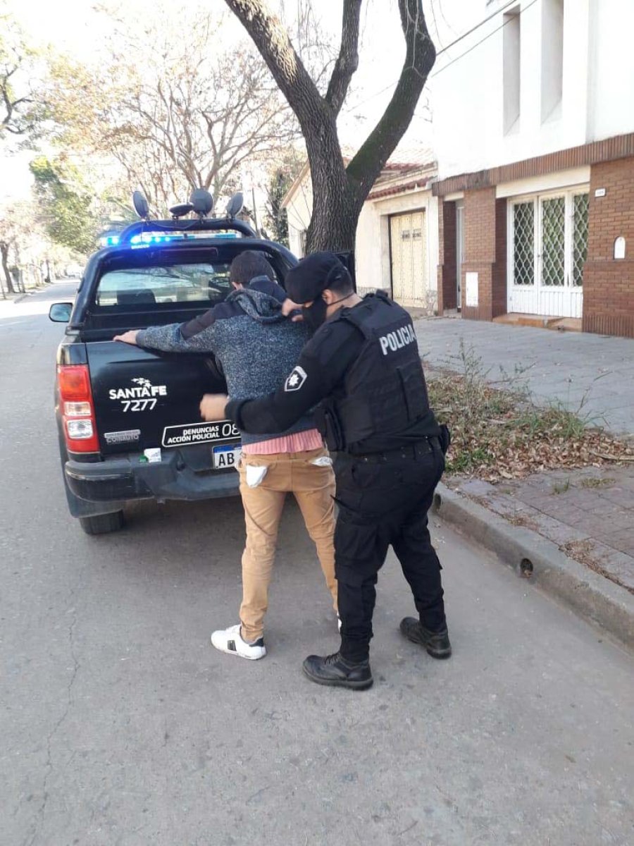 FOTO JEF. POL. STA. FE LABOR PREVENTIVA. Los dos trasladados contaban con requerimientos judiciales vigentes.