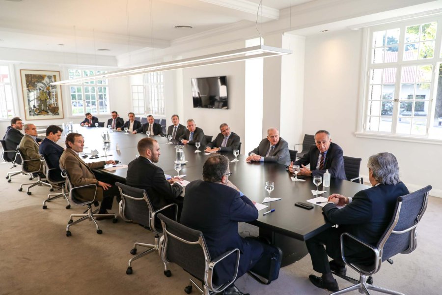 FOTO NA CON EMPRESARIOS. Fern&aacute;ndez recibi&oacute; a l&iacute;deres de grandes empresas del pa&iacute;s.