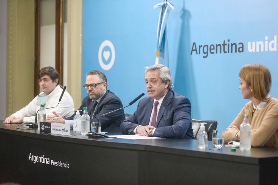 FOTO NA GOLPE DE EFECTO. Delgado, Kulfas, Fern&aacute;ndez y Fern&aacute;ndez Sagasti durante el anuncio.