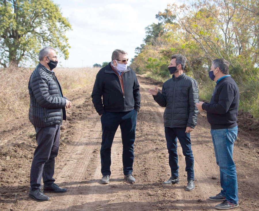 FOTO PPRENSA AC// PRUEBA PILOTO./ Las autoridades recorriendo el sitio  donde se llevar&aacute; a cabo la prueba piloto.
