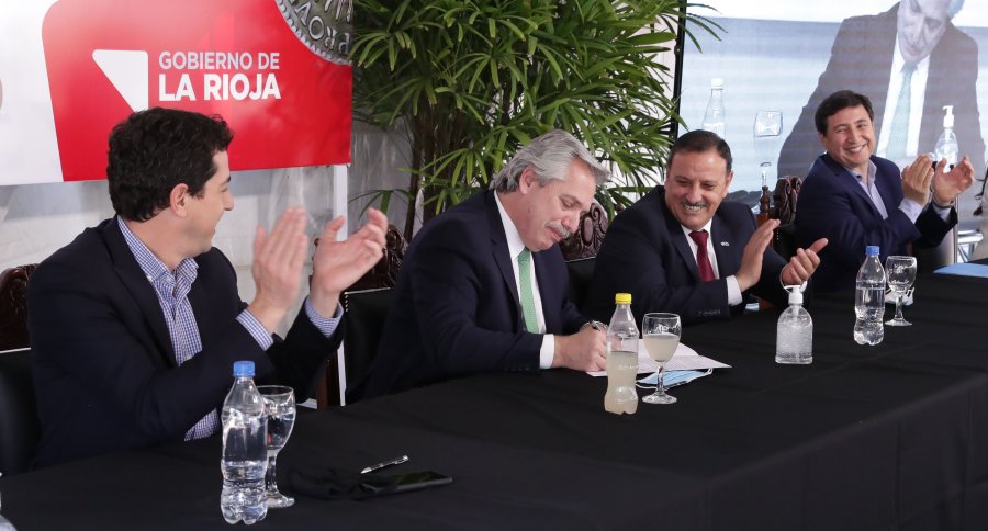 FOTO NA CONVENIO. Fern&aacute;ndez lo firm&oacute; con De Pedro, Quintela y Arroyo en La Rioja.
