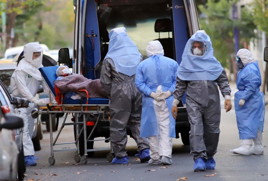 FOTO NA GERIATRICO. Hubo un operativo sanitario para retirar a los abuelos en el barrio porte&ntilde;o de Flores.