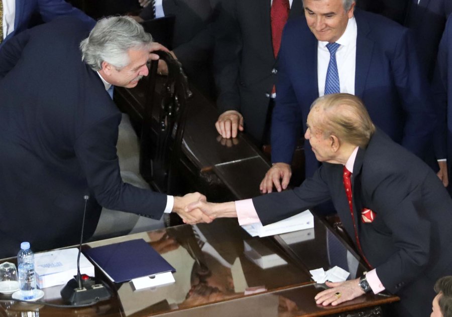 FOTO ARCHIVO NA FERNANDEZ. En la Asamblea Legislativa al saludar a Carlos Menem, quien ayer fue internado -ver p&aacute;g. 3-.