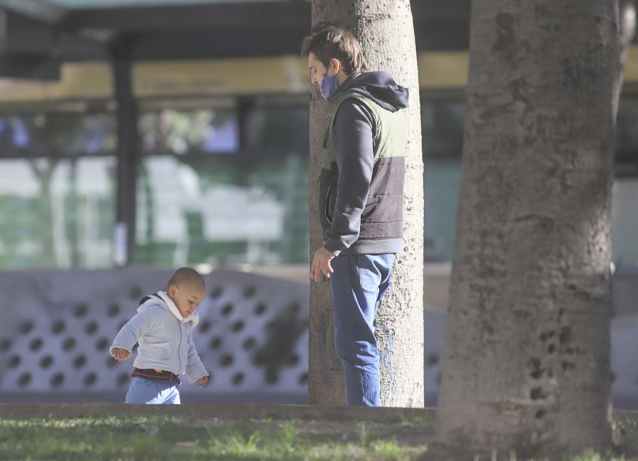 FOTO NA SALIDA PERMITIDA. En Buenos Aires, los fines de semana se puede pasear a los ni&ntilde;os por terminaci&oacute;n de documento.