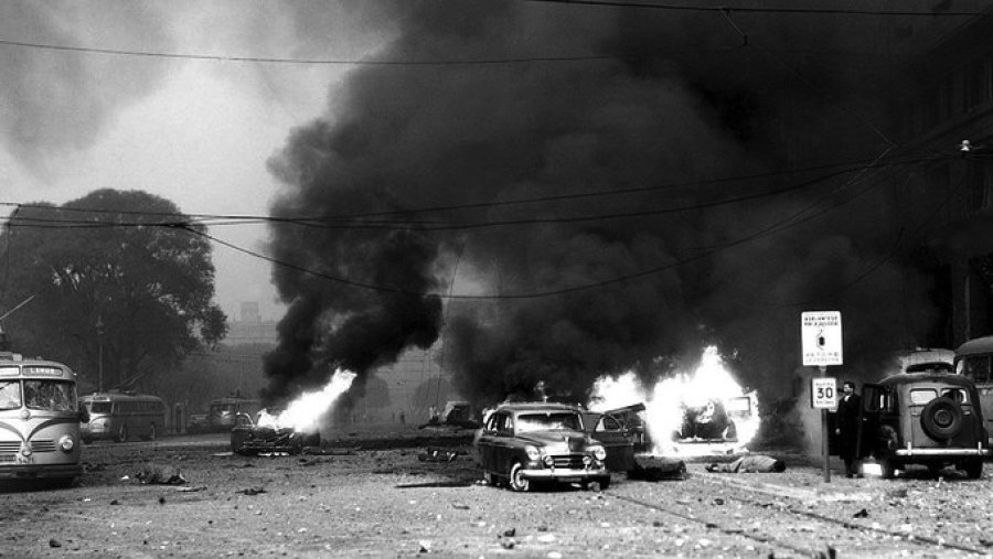 FOTO ARCHIVO TELAM TRAGEDIA. Dos escenas en los alrededores de la Plaza de Mayo y Casa Rosada, hace 65 años, tras la lluvia de bombas.